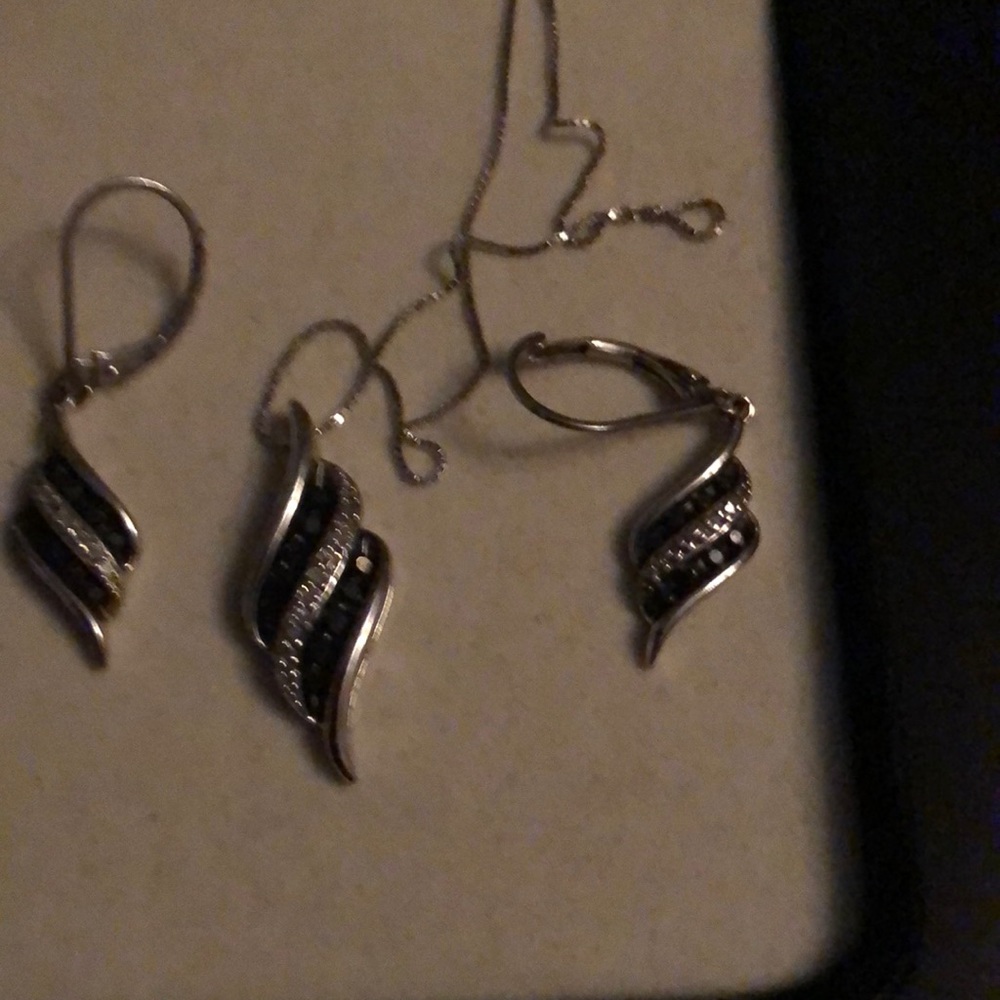 Necklace and earring set
